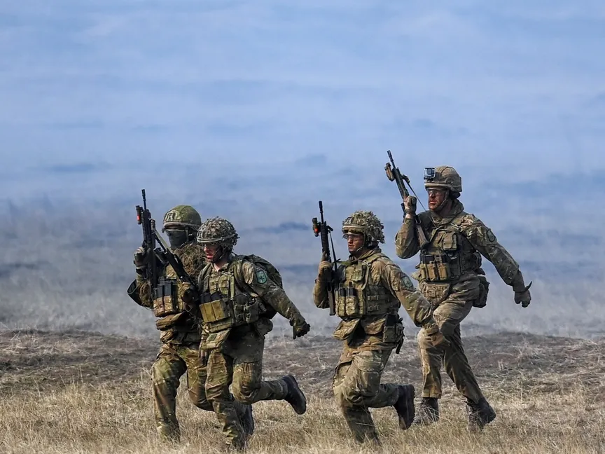 قوات الناتو تشارك في تمرين الناتو "Steadfast Dart 2025" في ميدان تدريب سمردان بالقرب من جالاتي في رومانيا. 19 فبراير 2025 - REUTERS