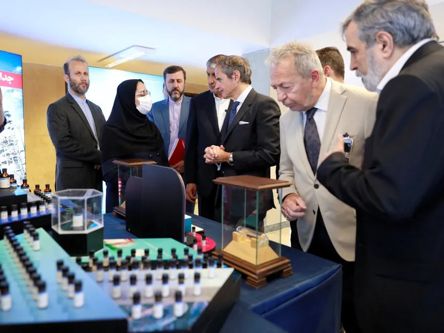 المدير العام للوكالة الدولية للطاقة الذرية رافائيل جروسي خلال زيارة طهران. 17 أبريل 2025 - REUTERS