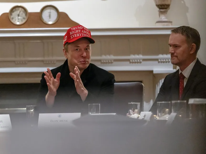 إيلون ماسك يرتدي قبعةً كُتب عليها "ترمب كان مُحقًا في كل شيء!"، بينما يجلس بجانب الممثل التجاري الأميركي جيميسون جرير خلال اجتماع وزاري في البيت الأبيض، واشنطن. 24 مارس 2025 - Reuters