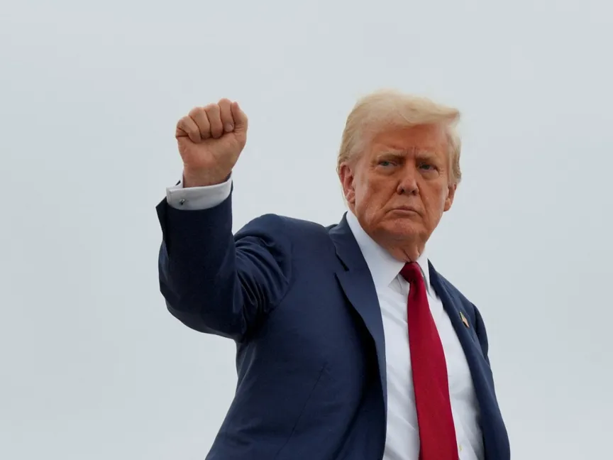 الرئيس الأميركي دونالد ترمب يلوح بيده أثناء صعوده على متن طائرة الرئاسة للمغادرة إلى نيوجيرسي من قاعدة أندروز المشتركة في ماريلاند- 1 أغسطس 2025 - Reuters