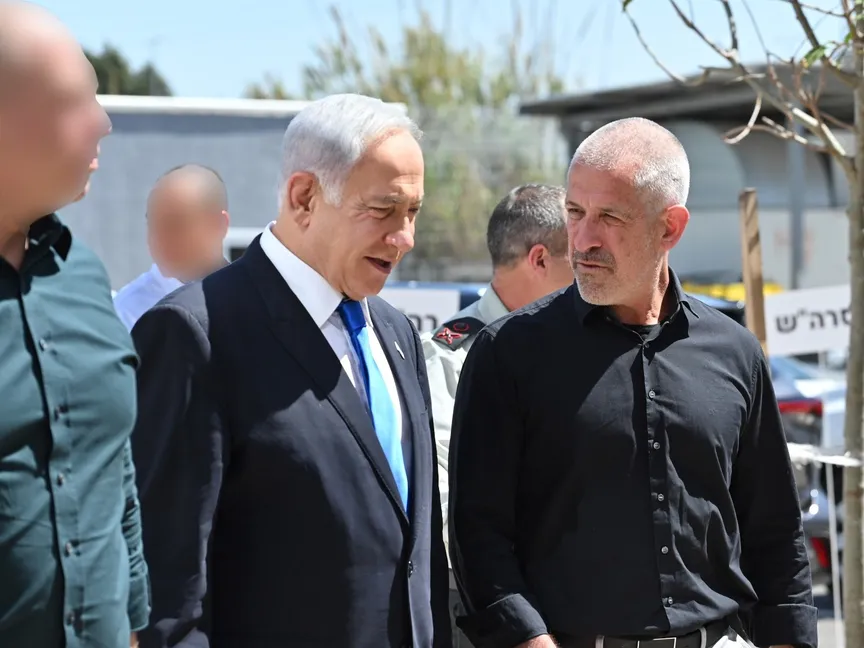 رئيس الشاباك رونين بار يتحدث إلى رئيس الوزراء الإسرائيلي بنيامين نتنياهو في صورة متداولة على وسائل التواصل الاجتماعي.