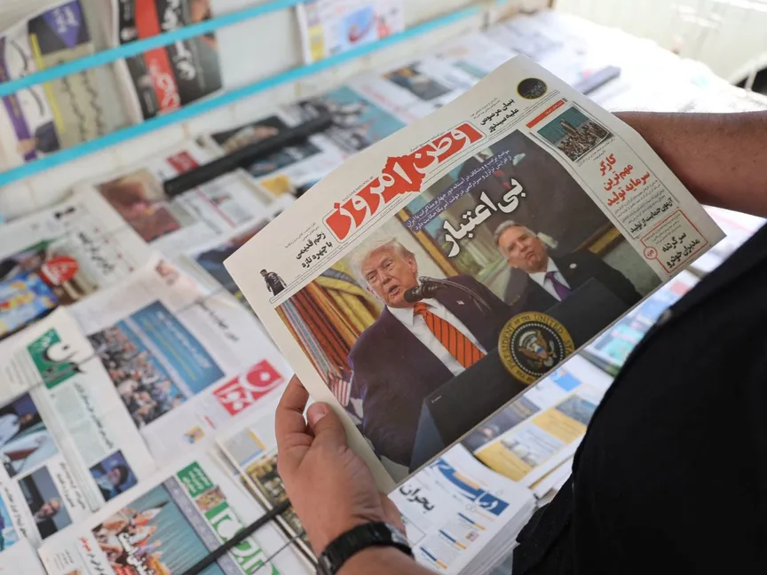 رجل يحمل صحيفة عليها صورة الرئيس الأميركي دونالد ترمب ومبعوث الخاص إلى الشرق الأوسط ستيف ويتكوف في طهران. 11 مايو 2025 - REUTERS