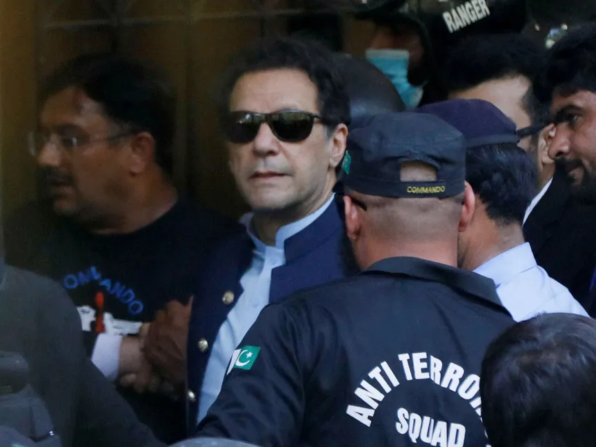 ضباط أمن يرافقون رئيس الوزراء الباكستاني السابق عمران خان أثناء مثوله أمام محكمة إسلام أباد العليا. 12 مايو 2023 - REUTERS