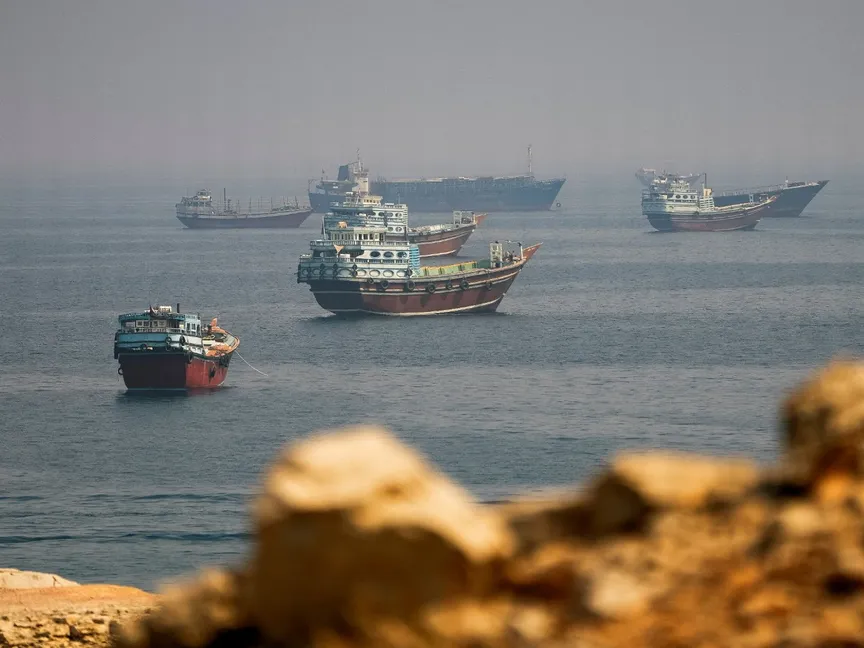 سفينة تعبر مضيق هرمز بالقرب من سواحل محافظة مسندم في سلطنة عمان. 31 أغسطس 2026 - Reuters