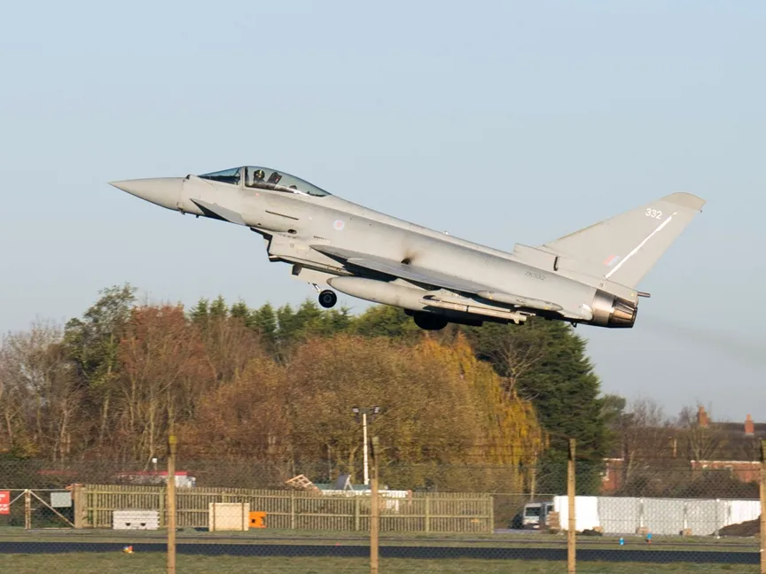 طائرة Typhoon تقلع من قاعدة سلاح الجو الملكي البريطاني في كونينجسبي. 9 ديسمبر 2022 - REUTERS