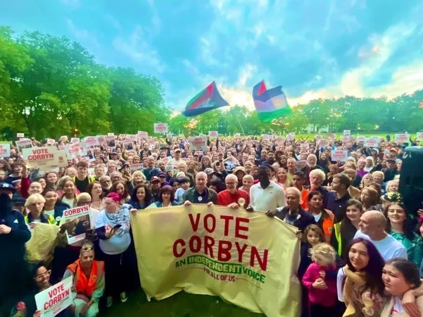 زعيم حزب العمال البريطاني السابق جيريمي كوربين مع أنصاره في نورث إزلنجتون. 4 يوليو 2025 - x/jeremycorbyn