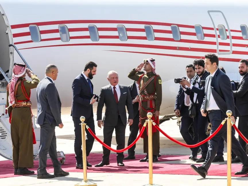 ملك الأردن عبد الله الثاني يستقبل الرئيس السوري أحمد الشرع بمطار ماركا. 26 فبراير 2025 - Reuters
