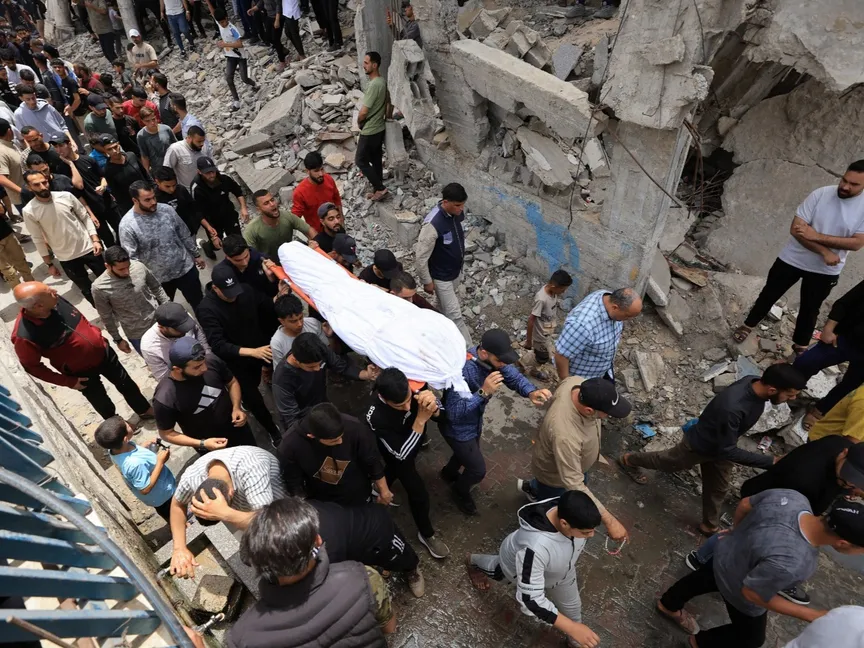 إسرائيل تقتل 3 فلسطينيين في غارة على مطبخ خيري في غزة أثناء انتظارهم للطعام