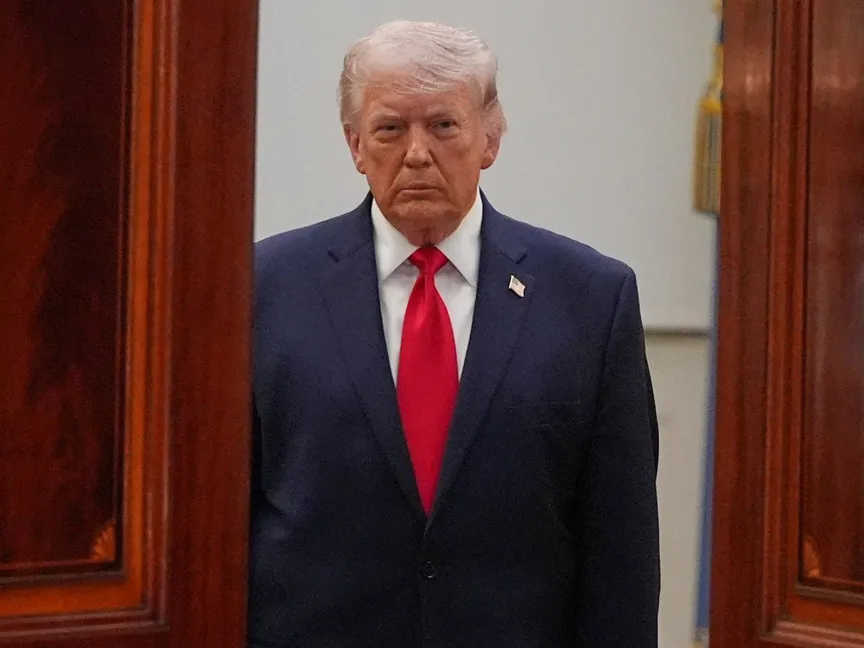 الرئيس الأميركي دونالد ترمب في البيت الأبيض قبيل الإدلاء بخطاب للأمة بشأن حرب إيران. 1 أبريل 2026 - Reuters