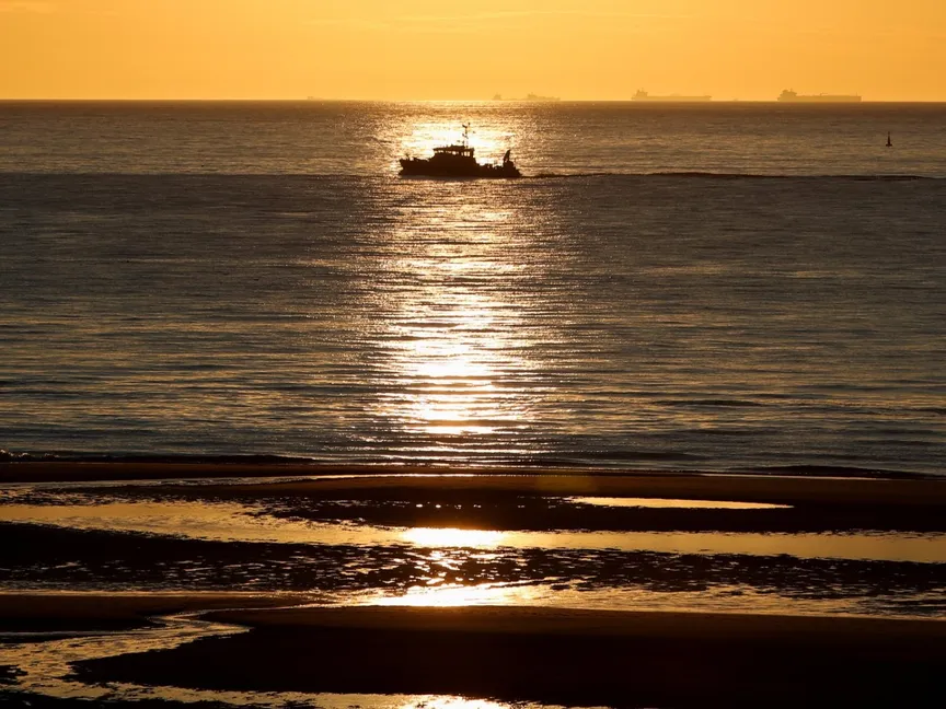 قارب يبحر قبالة الساحل في مدينة أوستند البلجيكية- 11 مايو 2021 - Reuters