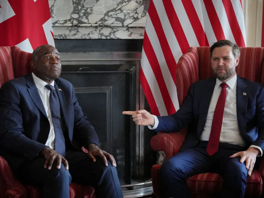 نائب الرئيس الأميركي جيه دي فانس ووزير الخارجية البريطاني ديفيد لامي خلال اجتماع في سيفينوكس ببريطانيا. 8 أغسطس 2025 - REUTERS