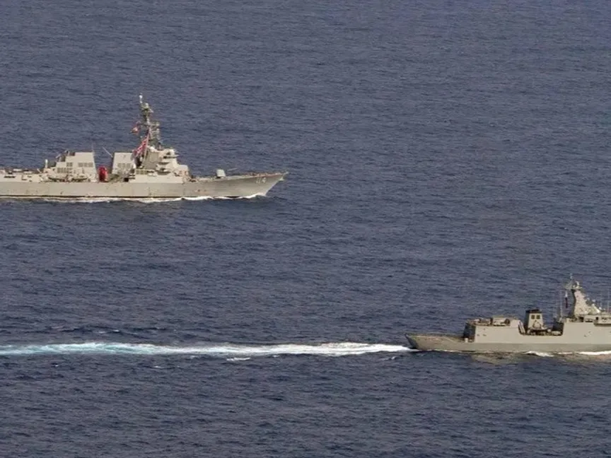 مدمرة الصواريخ الأميركية يو إس إس رالف جونسون (يسار) والفرقاطة البحرية الفلبينية بي آر بي خوسيه ريزال تبحران في بحر الصين الجنوبي. 4 سبتمبر 2023 - AFP - AFP