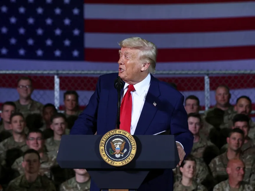 الرئيس الأميركي دونالد ترمب يتحدث في قاعدة سيلفريدج الجوية للحرس الوطني في ولاية ميشيجان. 29 أبريل 2025 - REUTERS
