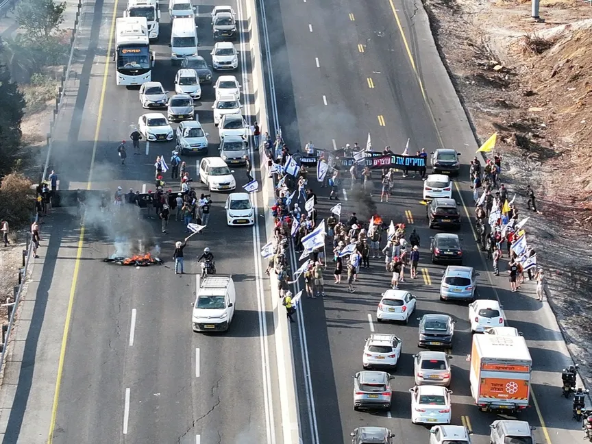 متظاهرون يقطعون طرقاً رئيسية في تل أبيب احتجاجاً على حرب غزة. 17 أغسطس 2025 - REUTERS