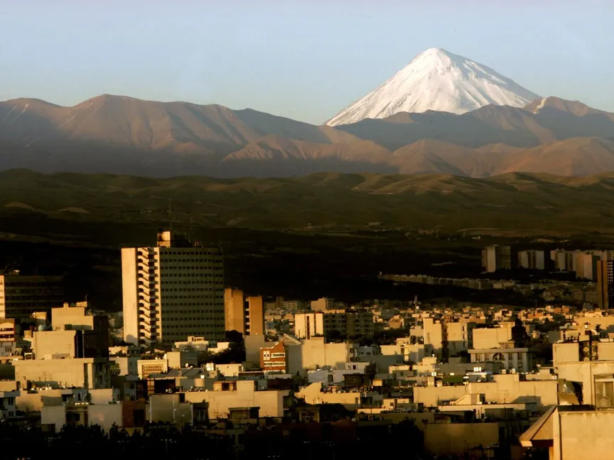 منظر عام لمدينة دماوند في شمال شرقي طهران، 19 مايو 2006 - Reuters