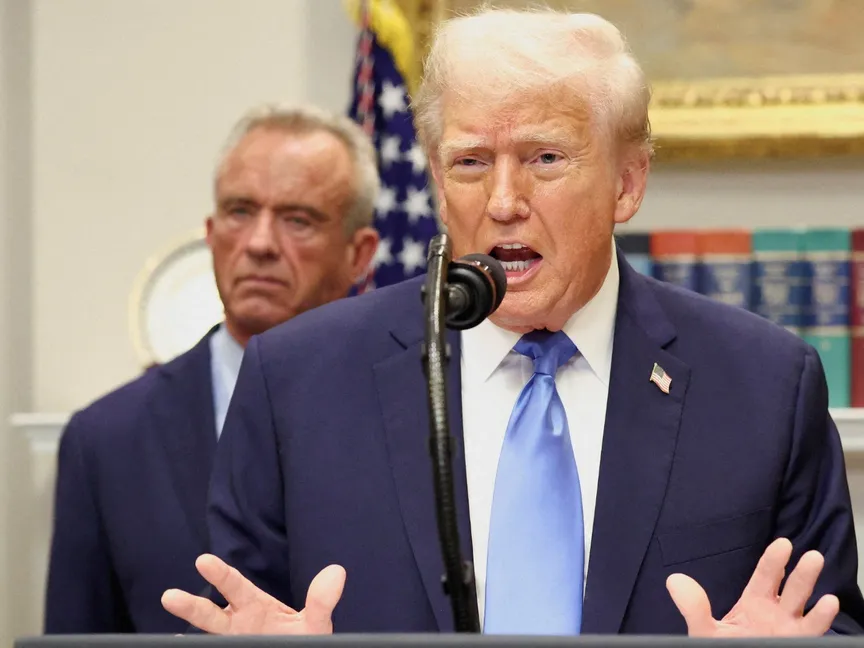 الرئيس الأميركي دونالد ترمب ووزير الصحة والخدمات الإنسانية روبرت كينيدي جونيور. 22 سبتمبر 2025 - Reuters