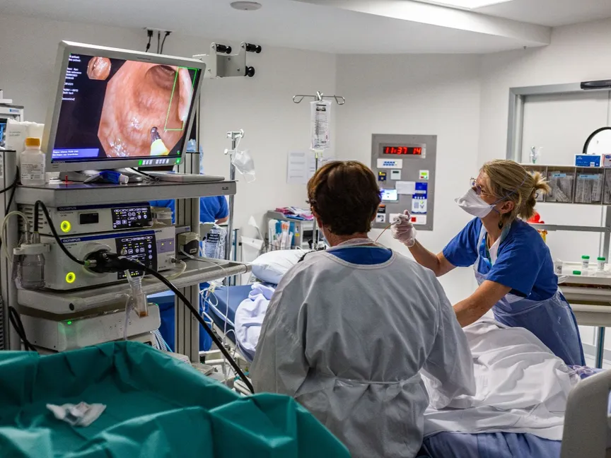 مريض يخضع للفحص بمنظار القولون في مستشفى بمدينة ليموج جنوب غرب فرنسا. 7 يوليو 2021 - AFP