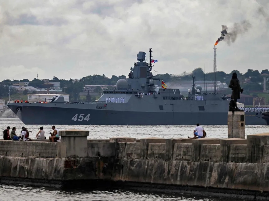 الفرقاطة الأدميرال جورشكوف، وهي جزء من مفرزة البحرية الروسية التي تزور كوبا، تغادر ميناء هافانا في 17 يونيو 2024 - AFP