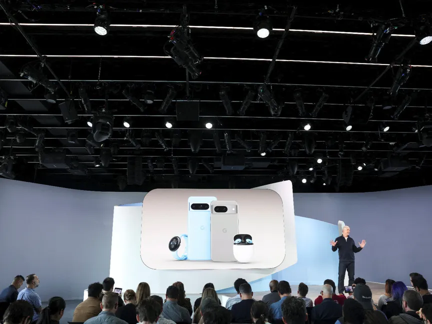 النائب الأول للمدير التنفيذي لـGoogle ريك أوسترلوه، خلال تقديم هواتف Pixel 8 وPixel 8 Pro وساعة Pixel Watch 2 في نيويورك. 4 أكتوبر 2023 - Reuters