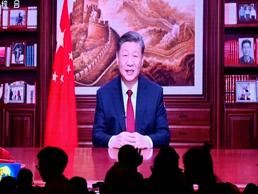 أحد المطاعم في بكين تبث كلمة الرئيس الصيني شي جين بينج للعام الجديد. 31 ديسمبر 2023 - AFP