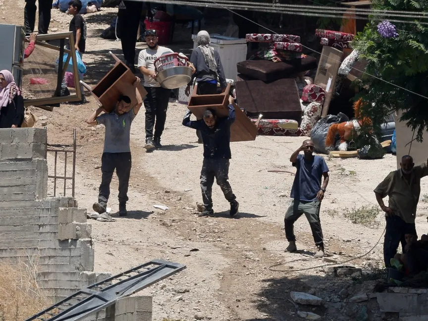 فلسطينيون يخلون منازلهم في مخيم طولكرم وسط عملية عسكرية إسرائيلية بالضفة الغربية المحتلة، 2 يوليو 2025 - REUTERS