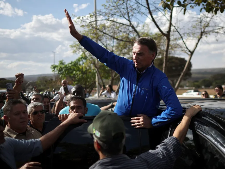 الرئيس البرازيلي السابق جايير بولسونارو يصافح أنصاره خلال زيارته لفعالية (أسبوع العاصمة للدراجات النارية) (Capital Moto Week) في برازيليا بالبرازيل. 29 يوليو 2025 - Reuters