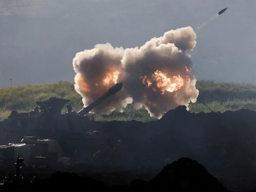 المدفعية الإسرائيلية تطلق النار باتجاه لبنان. 17 مارس 2026 - Reuters