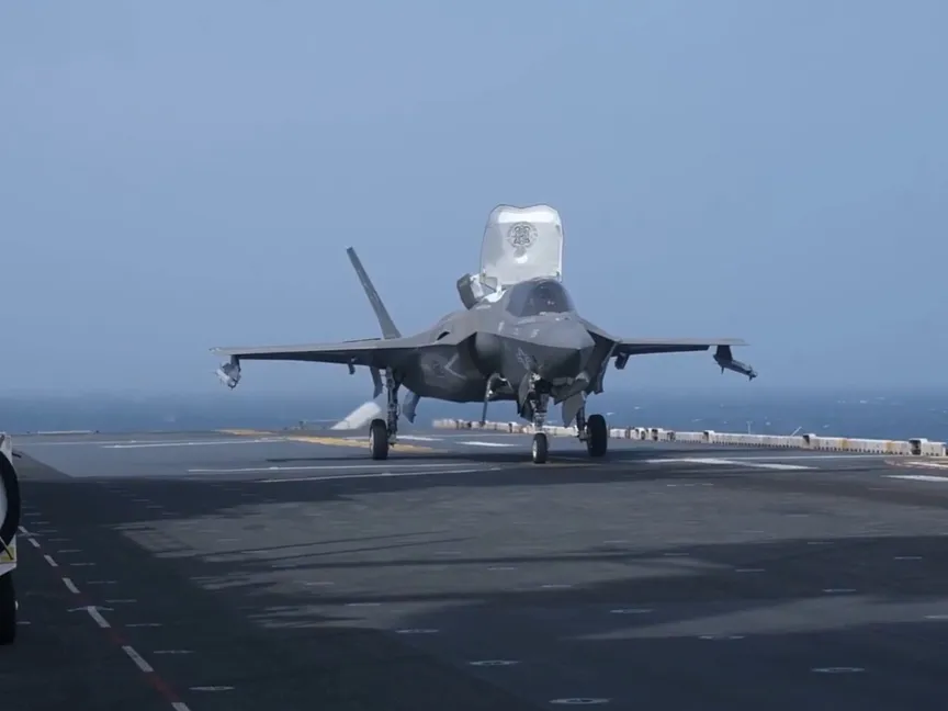 مقاتلة F-35B الشبحية على متن السفينة الهجومية يو إس إس بوكسر في بحر العرب. 19 يوليو 2026 - @centcom
