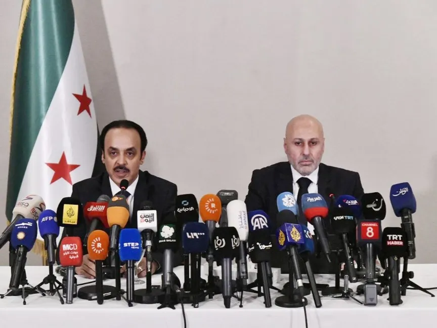 رئيس اللجنة الوطنية للتحقيق وتقصي الحقائق في أحداث الساحل السوري القاضي جمعة العنزي (يسار) والمحامي ياسر الفرحان خلال مؤتمر صحافي في العاصمة دمشق. 22 يوليو 2025 - (سانا)