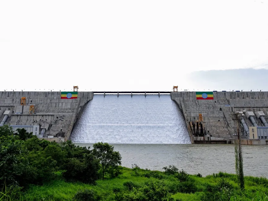 أعلام إثيوبيا على سد النهضة خلال مراسم الافتتاح في جوبا منطقة بني شنقول جوموز في إثيوبيا. 9 سبتمبر 2025 - REUTERS