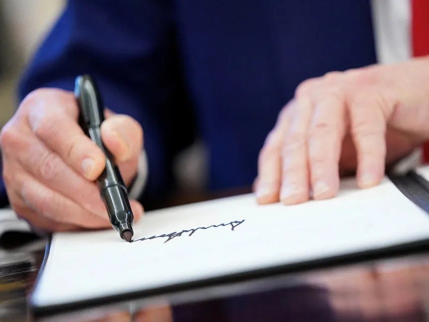 في سابقة هي الأولى من نوعها.. توقيع ترمب سيظهر على العملة الأميركية