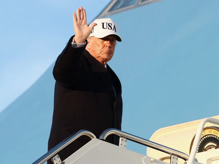 الرئيس الأميركي دونالد ترمب يلوّح بيده أثناء صعوده إلى طائرة الرئاسة في قاعدة أندروز الجوية بولاية ماريلاند متوجهاً إلى فلوريدا- 13 مارس 2026 - Reuters