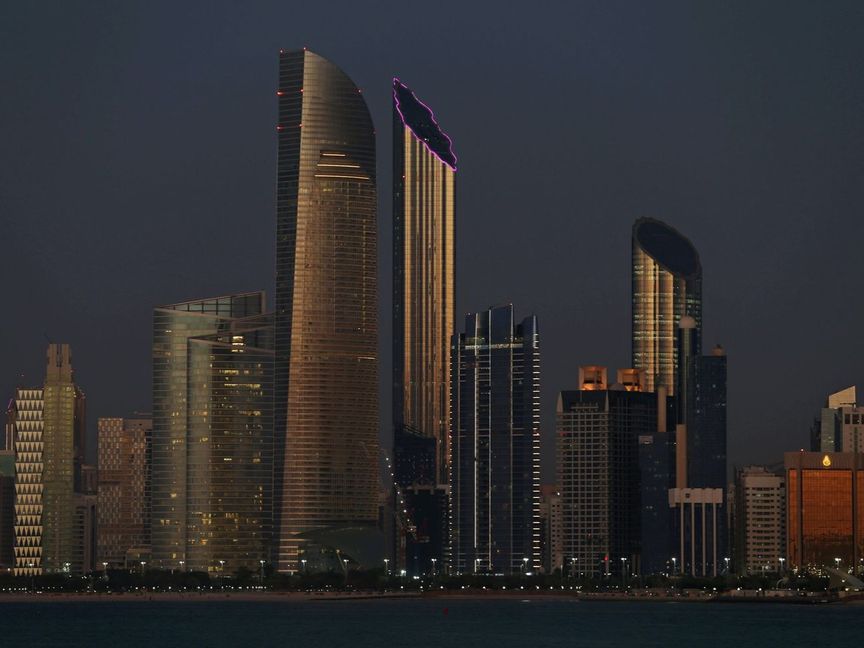 إصابة 6 في أبوظبي جراء سقوط شظايا اعتراض صاروخ باليستي