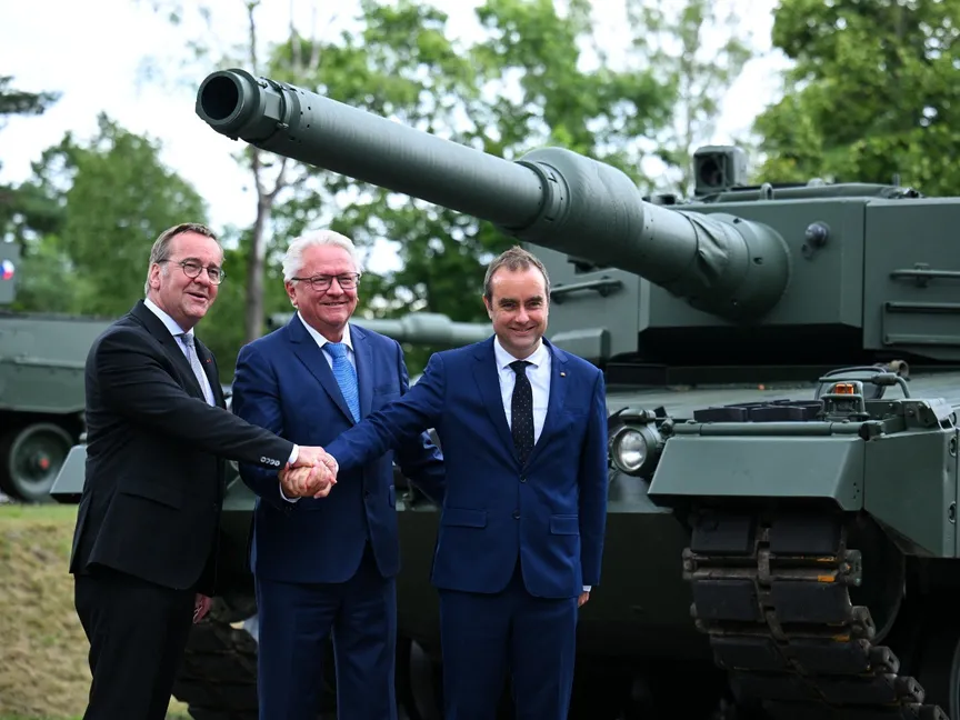 الرئيس التنفيذي لشركة راينميتال الألمانية أرمين بابرجر ووزير الدفاع الألماني بوريس بيستوريوس ونظيره الفرنسي سيباستيان ليكورنو أمام دبابة ليوبارد في أونترلوس بألمانيا. 24 يوليو 2025 - Reuters