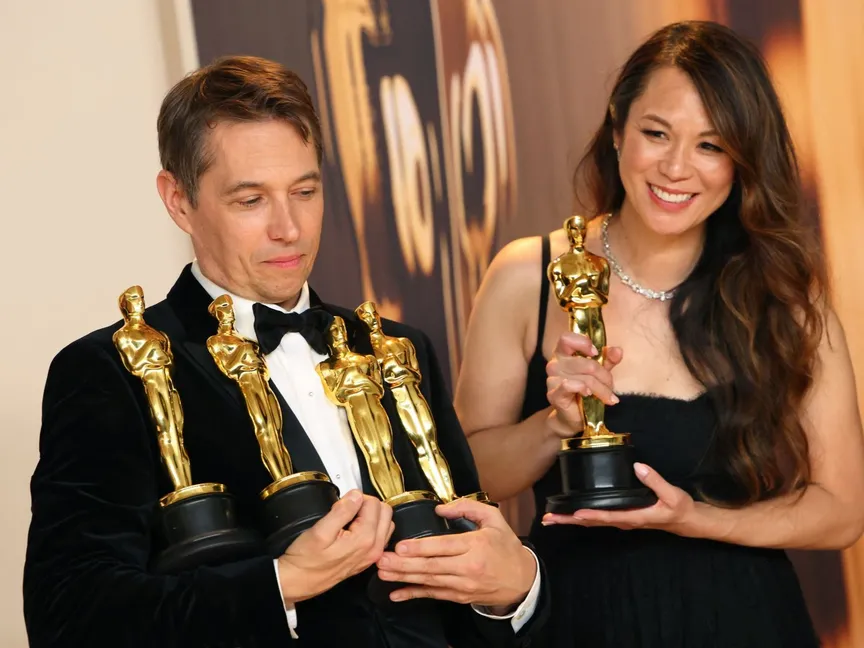 المخرج شون بيكر يحمل جوائز الأوسكار لأفضل فيلم وأفضل مخرج وأفضل مونتاج فيلم وأفضل سيناريو أصلي عن فيلم Anora بينما تقف منتجة الفيلم سامانثا كوان مع أوسكار لأفضل فيلم، في حفل توزيع جوائز الأوسكار السابع والتسعين، هوليوود، لوس أنجلوس، كاليفورنيا، الولايات المتحدة، 2 مارس 2025. - REUTERS
