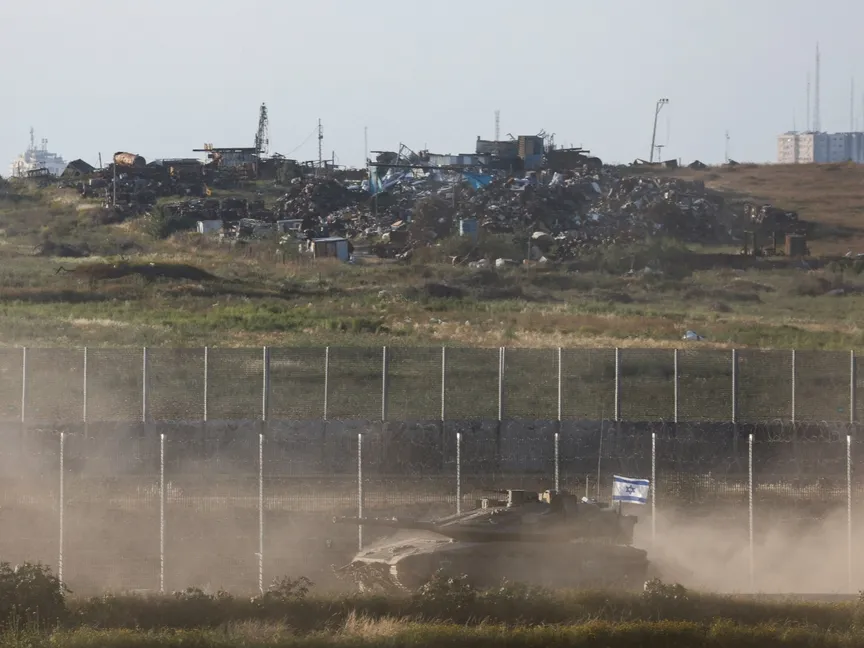 دبابة إسرائيلية بالقرب من حدود قطاع غزة. 10 أبريل 2024 - REUTERS