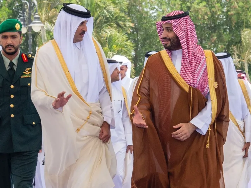 ولي العهد السعودي الأمير محمد بن سلمان يستقبل أمير قطر تميم بن حمد آل ثاني في مطار الملك عبدالعزيز الدولي في جدة. 16 يوليو 2022 - @spagov