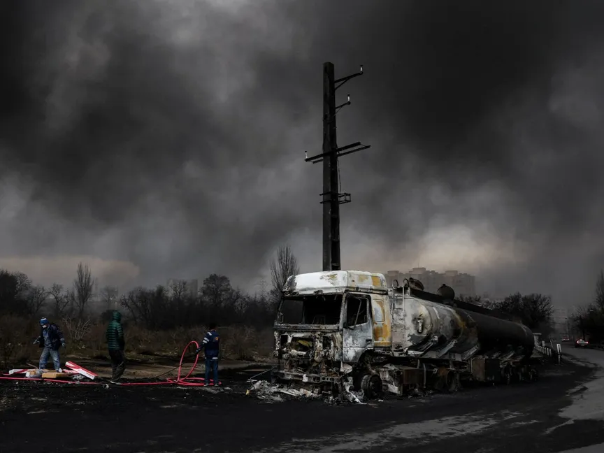 مركبة مدمَّرة بينما يتصاعد الدخان بعد ضربة أميركية إسرائيلية على خزانات الوقود في طهران. 8 مارس 2026 - Reuters