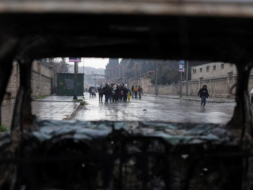 عمليات نزوح بين سكان حي الشيخ مقصود في مدينة حلب. 9 يناير 2026 - REUTERS