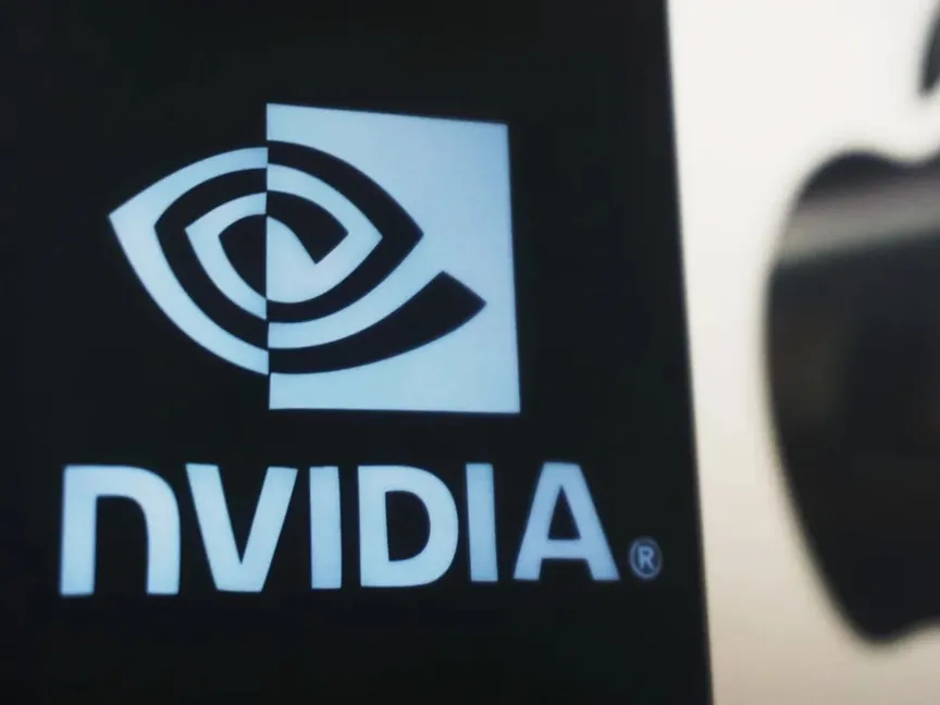 شعار شركة إنفيديا NVIDIA بجوار شعار أبل الأميركيتين في مدينة هانجتشو، الصين، 6 يونيو 2024 - getty