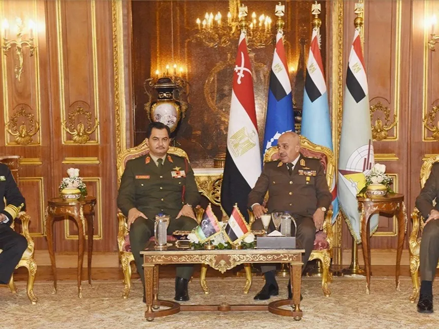وزير الدفاع المصري الفريق أول عبد المجيد صقر خلال لقائه مع نائب القائد العام للجيش الوطني الليبي الفريق صدام حفتر. 10 يناير 2026 - EgyArmySpox