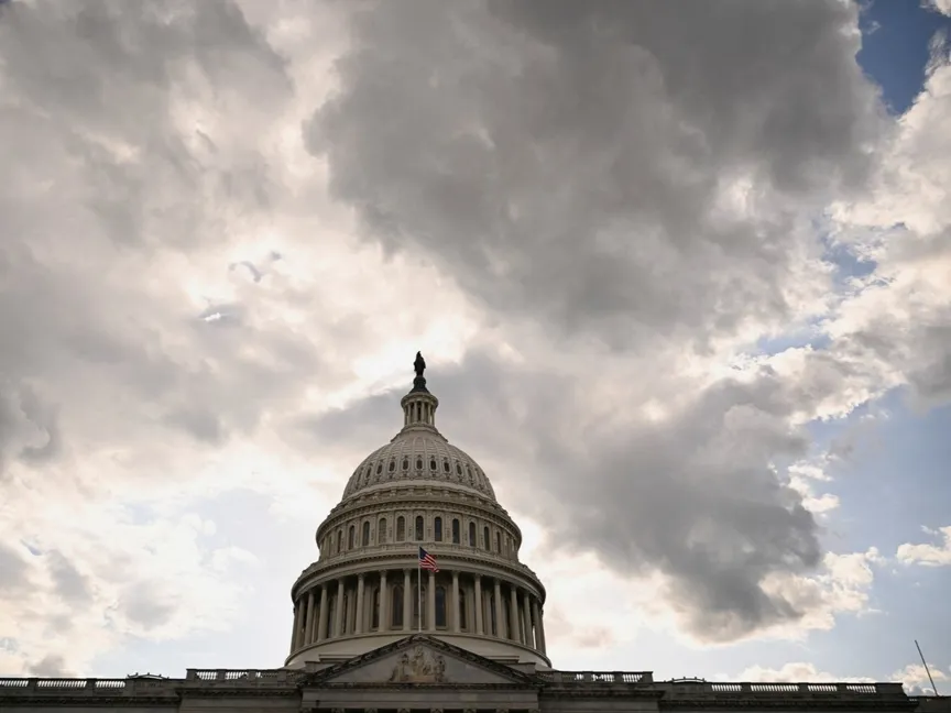 الغيوم تتراكم فوق مبنى الكابيتول الأميركي بينما يستعد أعضاء لجنة الميزانية بمجلس النواب للاجتماع في جلسة نادرة للنظر في مشروع قانون خفض الضرائب الشامل الذي اقترحه الرئيس الأميركي دونالد ترمب، في مبنى الكابيتول هيل في واشنطن العاصمة، الولايات المتحدة. 18 مايو 2025. - Reuters