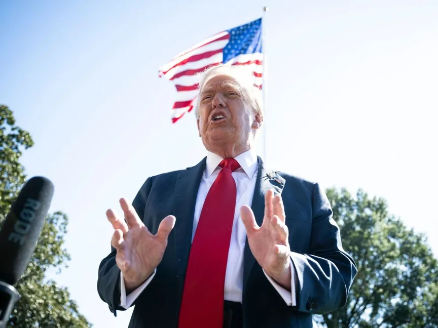 الرئيس الأميركي دونالد ترمب يتحدث إلى وسائل الإعلام في الحديقة الجنوبية للبيت الأبيض قبل صعوده على متن طائرة مارين وان في واشنطن العاصمة، الولايات المتحدة. 5 أكتوبر 2025 - Bloomberg