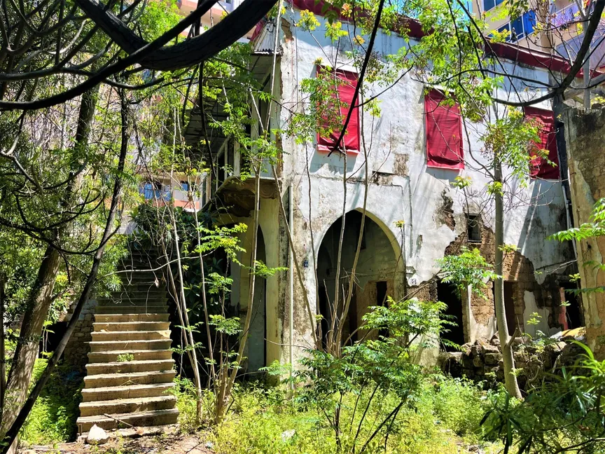 بيت فيروز عالق بين مشروع المتحف والبقاء مهجوراً