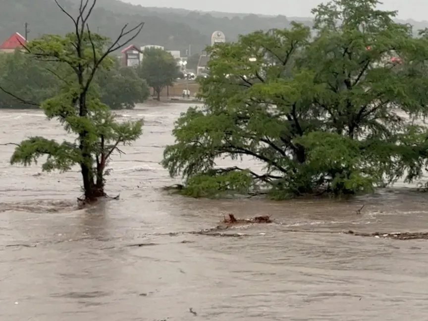 المياه تغمر الأشجار بعد عواصف تسببت بفيضانات هائلة في كيرفيل بولاية تكساس في الولايات المتحدة. 4 يوليو 2025 - REUTERS