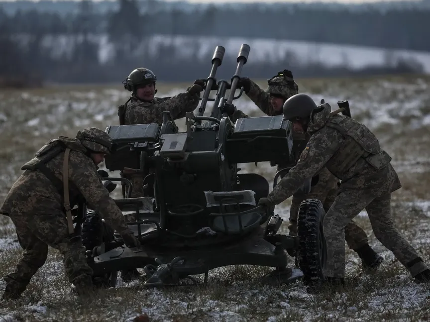 جنود أوكرانيون يشغلون مدفعاً مضادا للطائرات قرب العاصمة كييف. 30 نوفمبر 2023 - REUTERS