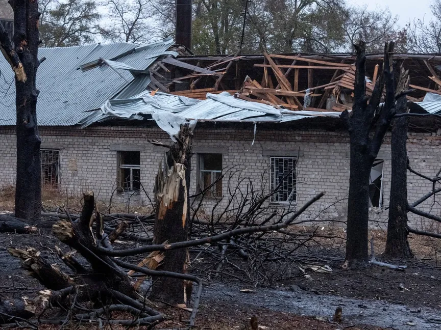 موقع ضربة صاروخية روسية في دنيبرو بأوكرانيا. 21 نوفمبر 2024 - REUTERS