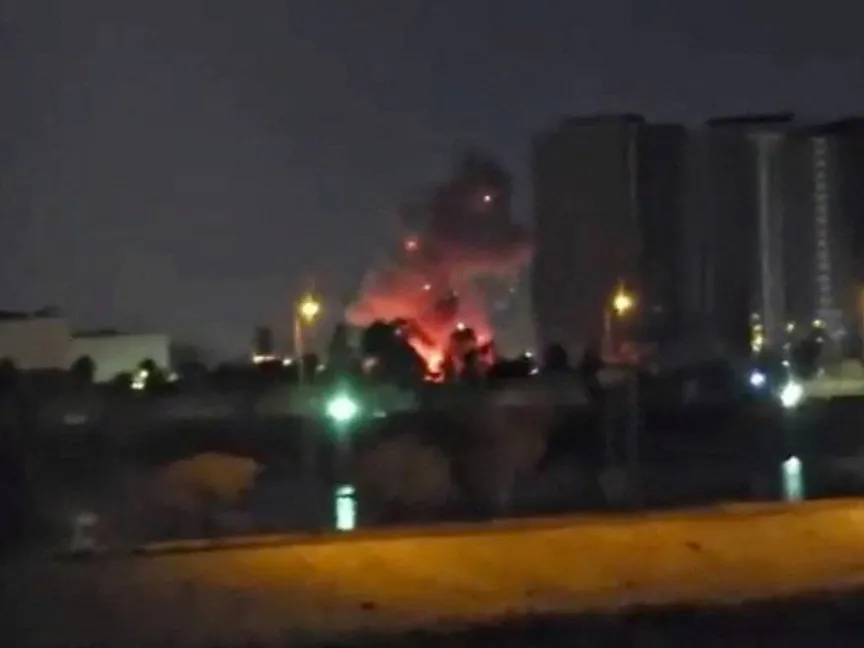 الدخان يتصاعد داخل السفارة الأميركية في بغداد جراء هجوم بمسيرات وصواريخ، 17 مارس 2026 - Reuters