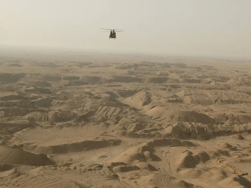 صورة أرشيفية لطائرة هليكوبتر تحلق في صحراء العراق - Getty