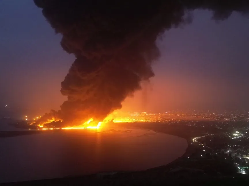 دخان يتصاعد من حريق في أعقاب غارة جوية إسرائيلية على الحديدة في اليمن. 20 يوليو 2024 - REUTERS